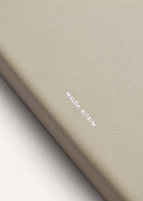 Load image into Gallery viewer, Apolonia bag in cream leather with flower charm