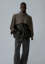 Load image into Gallery viewer, Wool cape in light brown
