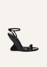 Load image into Gallery viewer, RE25 WEDGE SANDALS PATENT LEATHER BLACK
