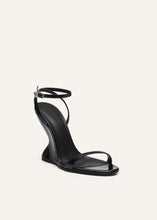 Load image into Gallery viewer, RE25 WEDGE SANDALS PATENT LEATHER BLACK
