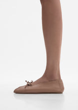 Load image into Gallery viewer, RE26 BALLET FLATS NUDE LEATHER
