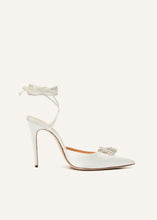 Load image into Gallery viewer, Pointed-toe satin mule wrap pumps in cream
