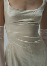 Load image into Gallery viewer, Mesh gloves in white
