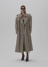 Load and play video in Gallery viewer, RE25 COAT 03 KHAKI
