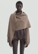 Load and play video in Gallery viewer, RE26 KNITWEAR 10 PONCHO BEIGE
